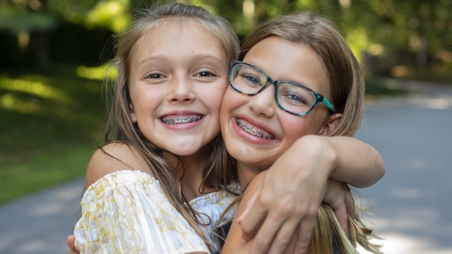 niñas abrazadas sonriendo