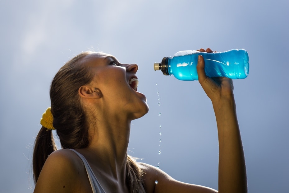 Mujer bebiendo agua