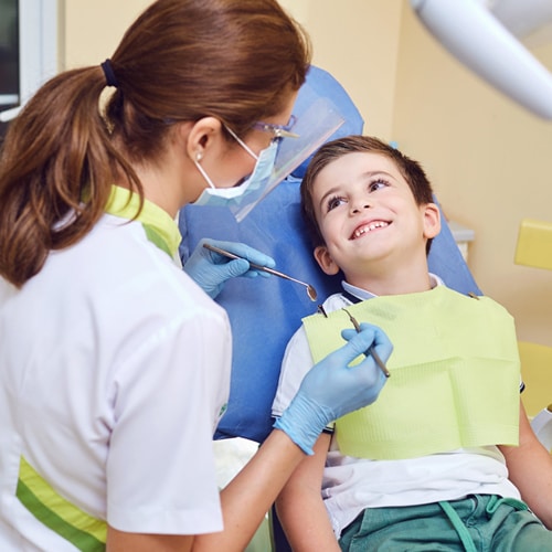 Dentista con niño
