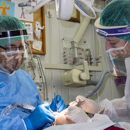 Dentistas operando