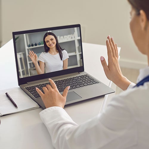 telemedicina online consulta médico sonriente joven