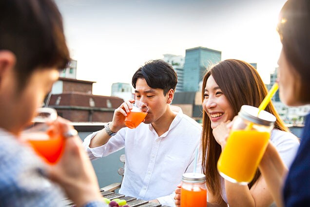 Grupo de personas tomando una bebida