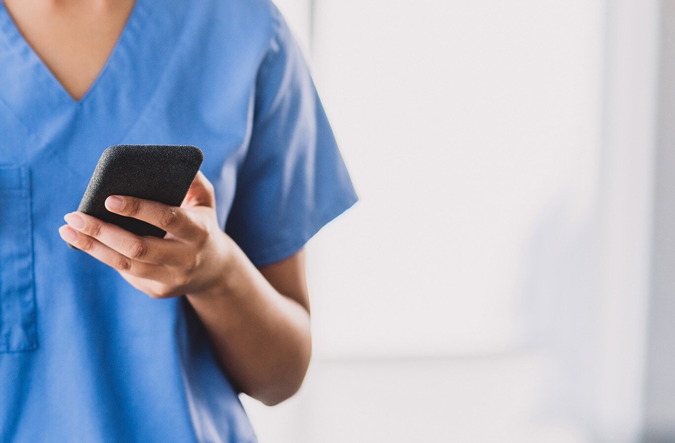  Un profesional dental con un teléfono en la mano